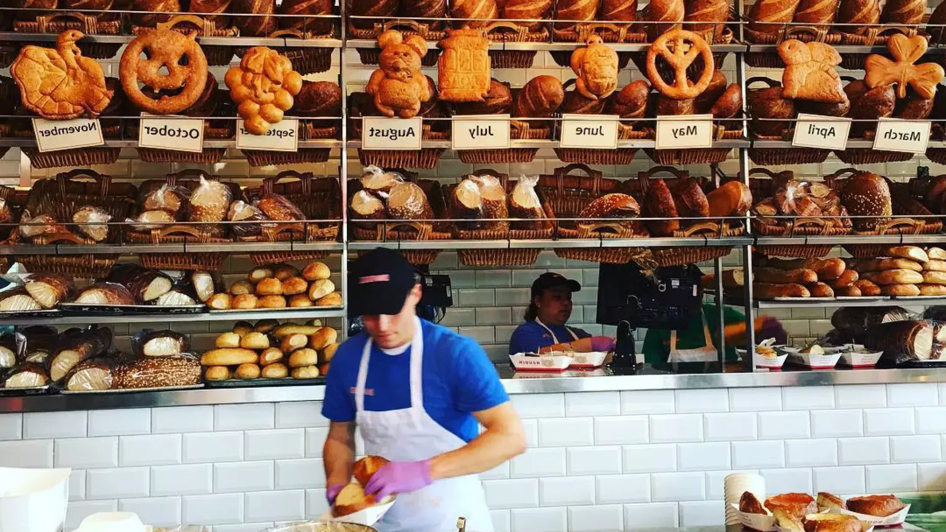 Les boulangers fabriquent du pain au levain à la boulangerie Boudin à San Francisco.