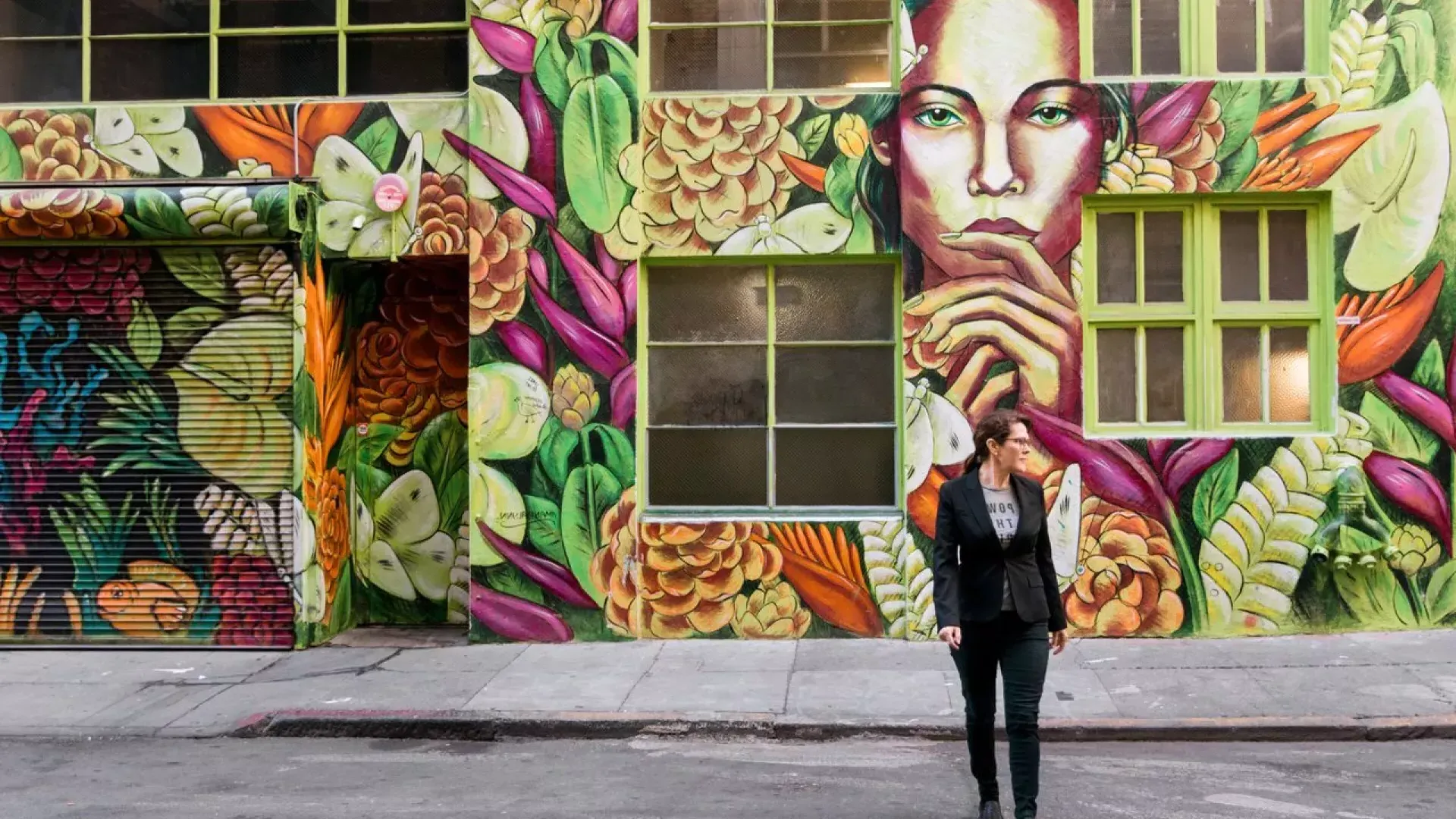 Une fresque murale orne les murs extérieurs de la galerie 111 Minna