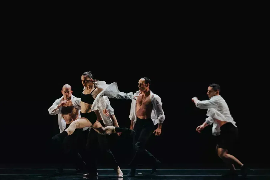 Artistes sur scène avec ODC Dance Company.