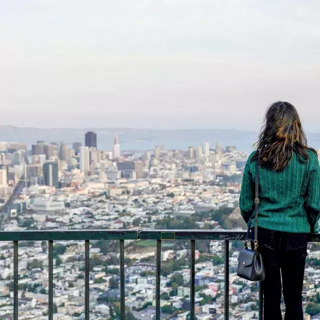 Una donna guarda lo skyline di San Francisco da Twin Peaks.